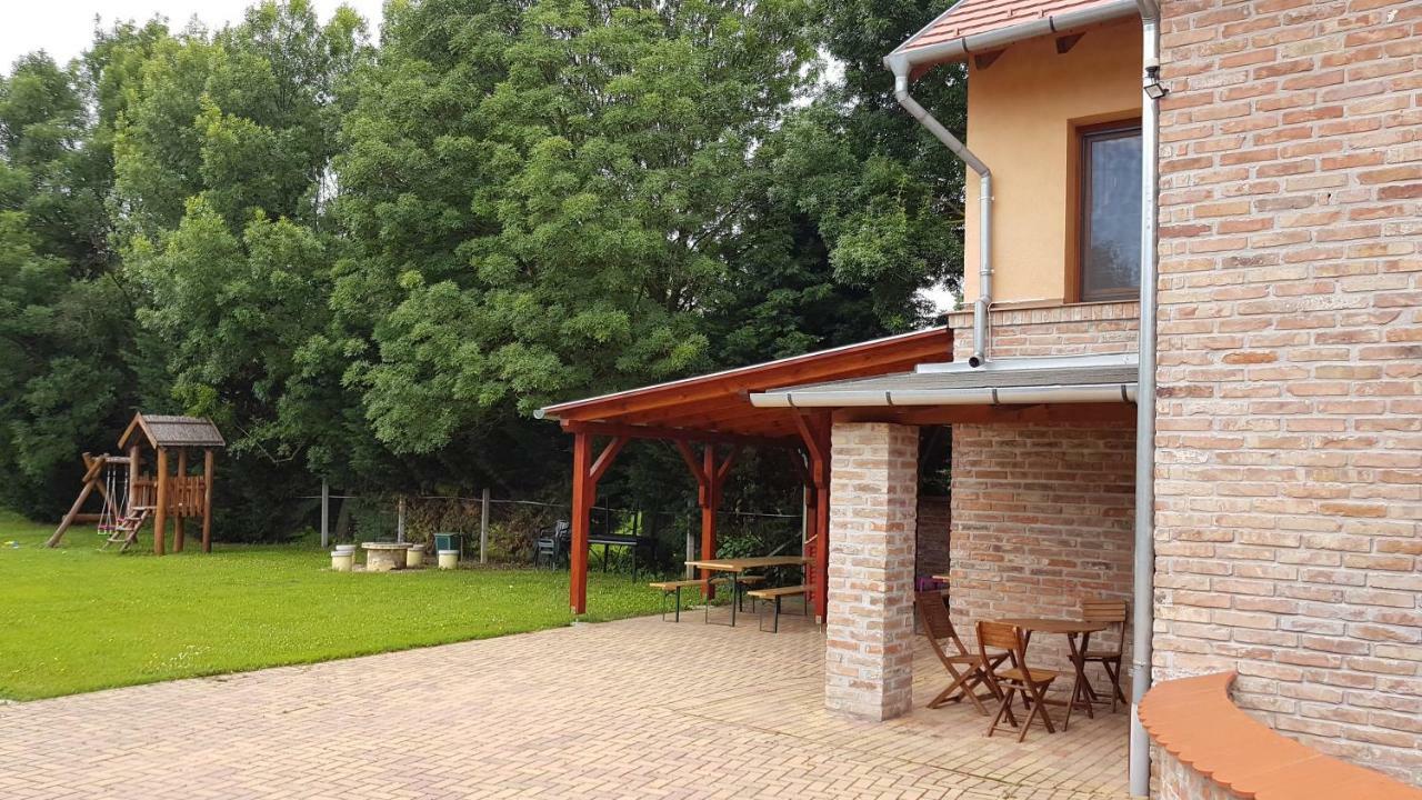 Gyulai Fuerdoe Apartman Ngoại thất bức ảnh